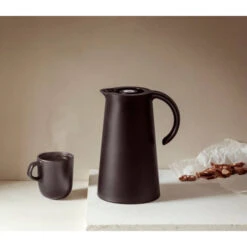 Eva Solo - Vacuüm Thermoskan, 1 L, Zwart - Eva Solo Rise -Keukendrank Winkel 3690721 096e3bf7